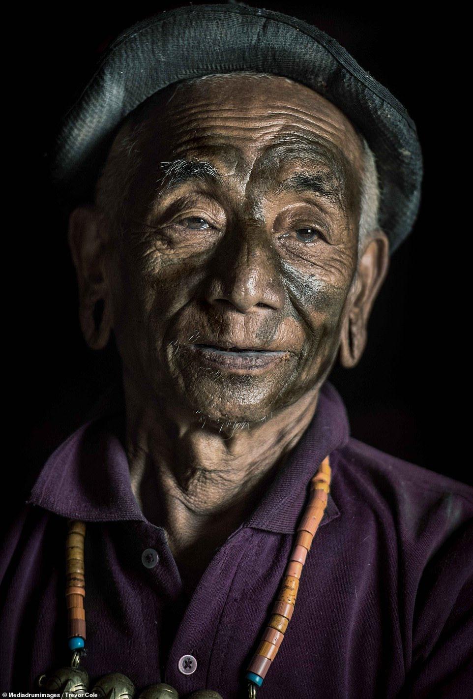 Các chiến binh sẽ đeo vòng đồng hình sọ người thể hiện số kẻ thù bị họ tiêu diệt và chiếm hữu sức mạnh.