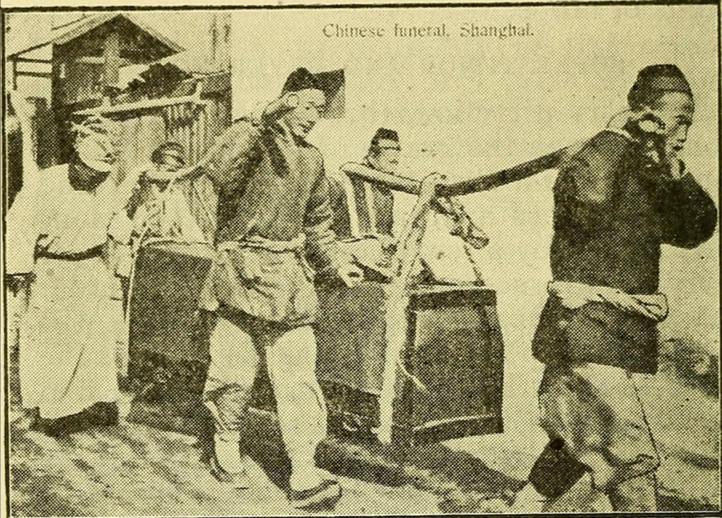 Theo quan niệm của người xưa, nếu không thực hiện tập tục vuốt mắt cho người chết thì những người trong gia đình và mọi người xung quanh sẽ gặp nguy hiểm, thậm chí là xui xẻo.