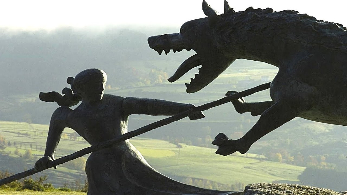 Đặc biệt, quái thú hung dữ này không hề sợ súng đạn của nhóm thợ săn. Nó né được các viên đạn của con người và quai lại tấn công người dân.