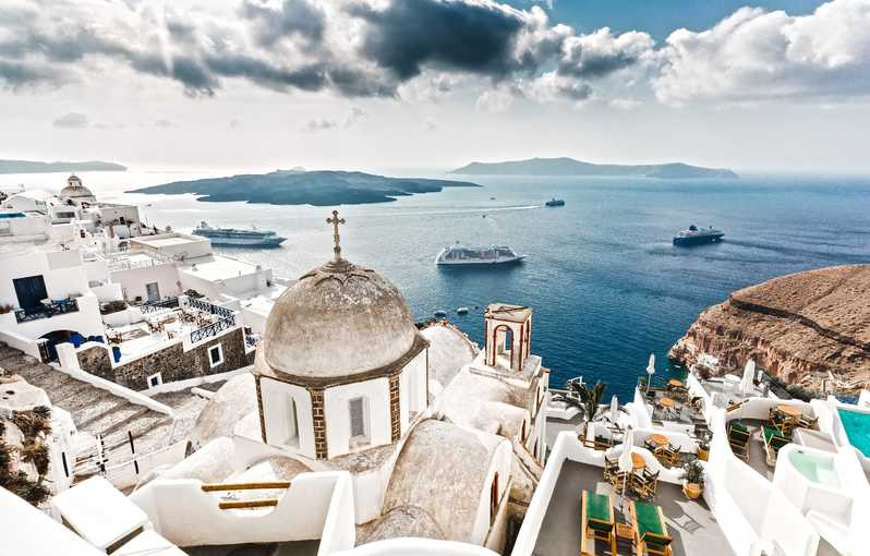 Đảo Santorini ghi nhận có nhiều nhà thờ hơn nhà ở. Đa số nhà thờ ở trên đảo đều có kích thước nhỏ và có tính chất riêng tư.