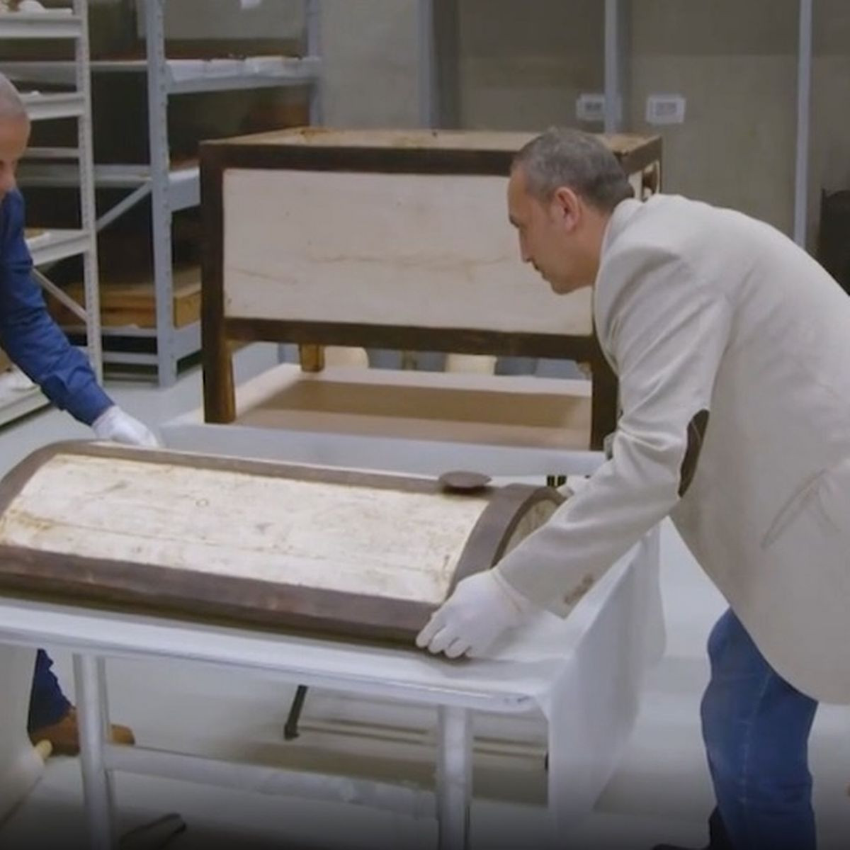 Các chuyên gia hiện chưa thể lý giải vì sao chiếc hộp rỗng của vợ Tutankhamun được đặt trong lăng mộ của chồng. Liệu có bí mật nào ẩn giấu liên quan đến chiếc hộp với nhà vua quá cố hay không?.