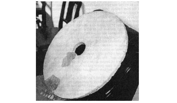 Theo nội dung trên đĩa đá, một phi thuyền của người Dropa gặp sự cố và bị rơi xuống đất.