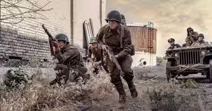 Sư đoàn thiết giáp số 12 của quân đội Mỹ thực hiện nhiệm vụ giải cứu tù nhân tại lâu đài trên. Một đơn vị Wehrmacht (Lực lượng Vệ quốc) của phát xít Đức do thiếu tá Josef Gangl chỉ huy đầu hàng và quay sang đối phó sư đoàn quân của lực lượng SS.