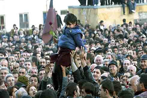 Vào tháng 11/2003, "Cách mạng Hoa Hồng" xảy ra tại Gruzia. Đây là một trong những cuộc bạo loạn gây rúng động dư luận thế giới. Khi ấy, Gruzia tiến hành bầu cử quốc hội và kết quả kiểm phiếu ban đầu cho thấy đảng của ông Eduard Shevardnadze và những người ủng hộ giành chiến thắng.