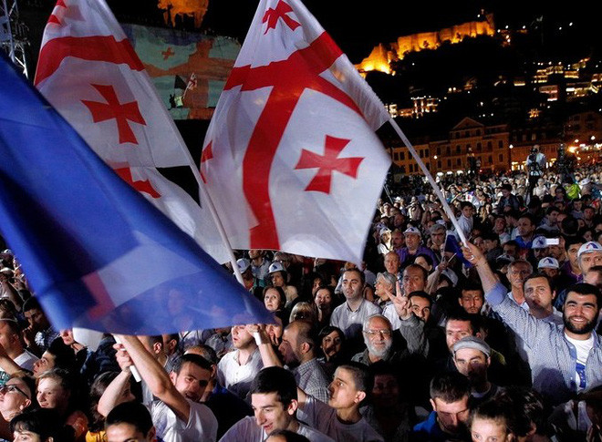 Theo đó, hơn 100.000 người đã xuống đường phố Tbilisi biểu tình rầm rộ để phản đối kết quả cuộc bầu cử quốc hội. Họ cũng tiến vào quốc hội khiến ông Shevardnadze phải bỏ chạy rồi từ chức Tổng thống.