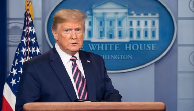 Tại thủ đô Washington, người biểu tình tụ tập bên ngoài Nhà Trắng. Họ la hét, xô đổ hàng rào an ninh khiến mật vụ Mỹ sử dụng hơi cay và phong tỏa tòa nhà trong một khoảng thời gian. Tổng thống Donald Trump (trong ảnh) được được hộ tống xuống hầm trú ẩn bên dưới Nhà Trắng ngày 29/5 một thời gian ngắn để đảm bảo an toàn. Các cuộc biểu tình ở Mỹ hiện chưa có dấu hiệu chấm dứt.