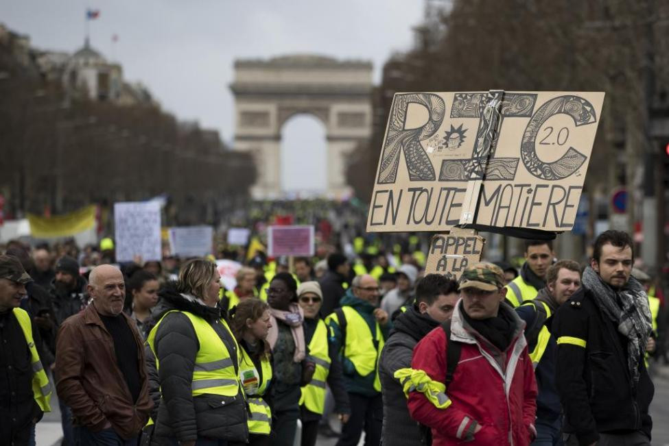 Những người “Áo vàng” tham gia cuộc đấu tranh này ban đầu gồm những người lái taxi, vận chuyển, vận tải. Về sau, những cuộc biểu tình lan rộng khắp nước Pháp với đối tượng tham gia mở rộng sang các nhóm đối tượng là các học sinh, sinh viên, viên chức, công chức và thậm chí cả giai cấp công nhân.