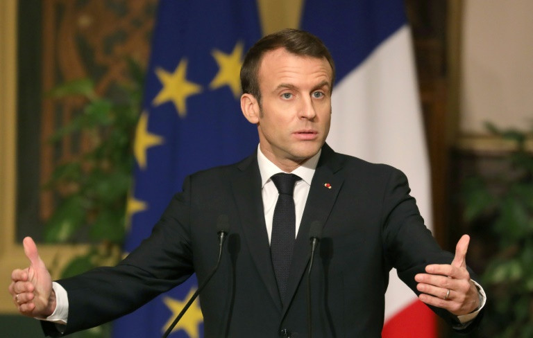 Để giải quyết vấn đề này, ngày 5/12/2018, chính quyền của Tổng thống Emmanuel Macron quyết định huỷ bỏ kế hoạch tăng thuế nhiên liệu. Tổng thống cũng công bố gói biện pháp trị giá 10 tỷ EUR (11,4 tỷ USD) bao gồm tăng lương tối thiểu, trả lương ngoài giờ miễn thuế và miễn thuế cho người nghỉ hưu có thu nhập thấp. Nhờ vậy, các cuộc biểu tình dần kết thúc.