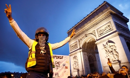 Người biểu tình "Áo vàng" có các cuộc đụng độ với cảnh sát như ở Porte de Champerret, gần Khải Hoàn Môn. Theo đó, cảnh sát tiến hành can thiệp để ngăn chặn vài trăm người biểu tình chiếm đường vành đai Paris.