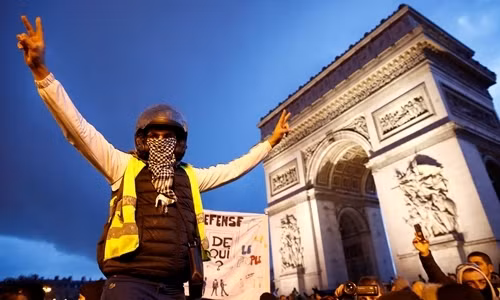 Người biểu tình "Áo vàng" có các cuộc đụng độ với cảnh sát như ở Porte de Champerret, gần Khải Hoàn Môn. Theo đó, cảnh sát tiến hành can thiệp để ngăn chặn vài trăm người biểu tình chiếm đường vành đai Paris.