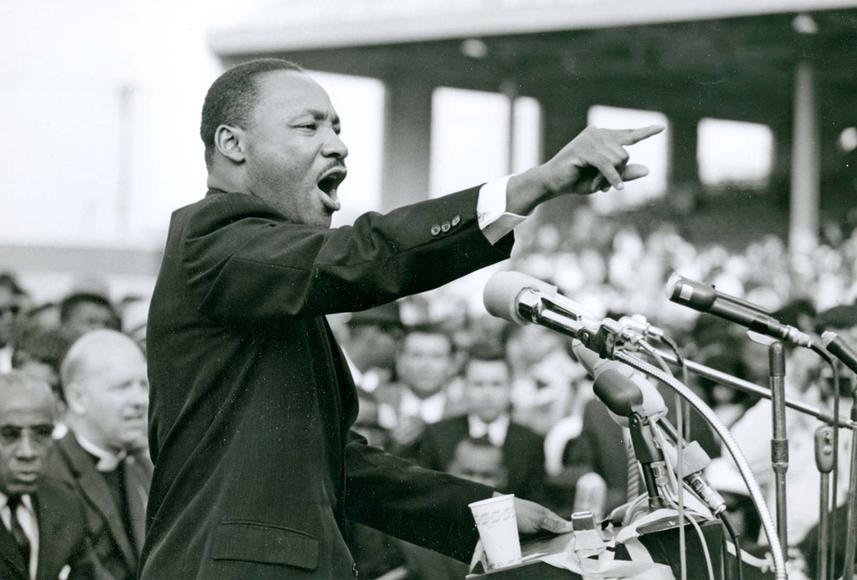 Martin Luther King Jr. tổ chức nhiều cuộc tuần hành quy mô lớn với sự tham gia của hàng ngàn người ở đủ màu da, sắc tộc.