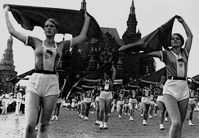 Các nữ vận động viên Nga tham gia diễu hành tại Quảng trường Đỏ.