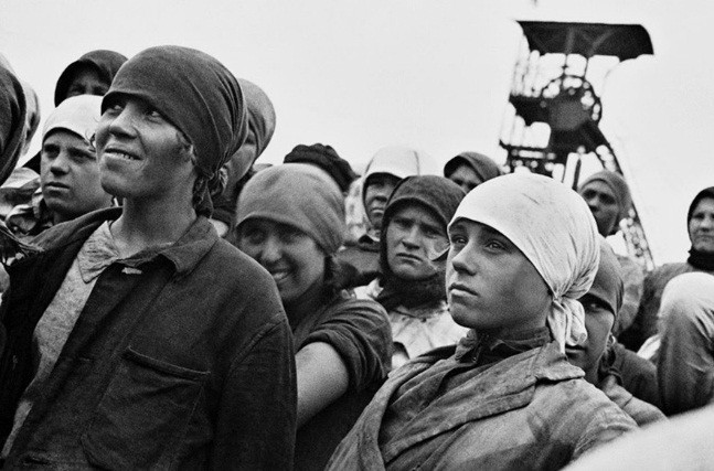 Những nữ công nhân Nga làm việc tại hầm mỏ.