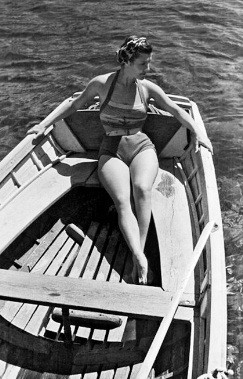 Một phụ nữ tận hưởng kỳ nghỉ hè ở Crimea.