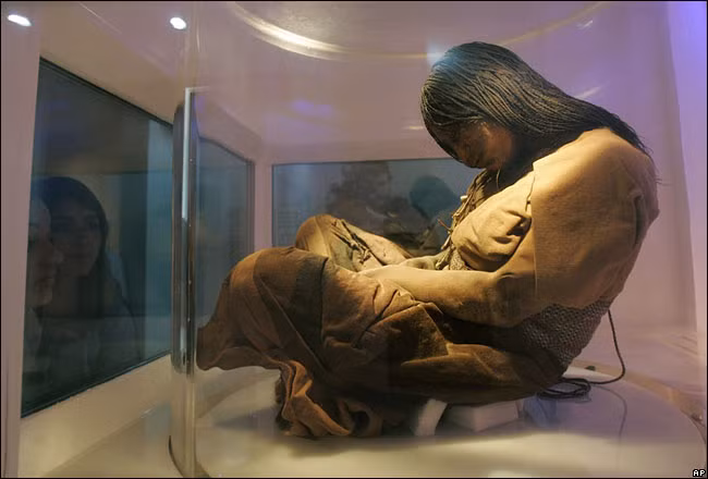 Những đứa trẻ được chọn làm vật hiến tế được coi là niềm vinh hạnh của gia đình. Sau khi chết, linh hồn thuần khiết của trẻ em sẽ được các vị thần bảo vệ và có cuộc sống tốt đẹp hơn ở thế giới khác.