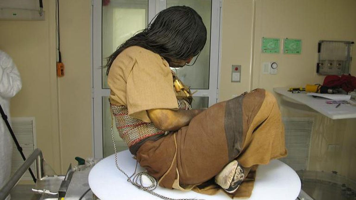 Trước khi bị hiến tế, những đứa trẻ được chăm sóc rất cẩn thận và chu đáo. Bữa ăn của chúng chủ yếu gồm ngô và thịt lạc đà. Trước đó, khi sống cùng gia đình, chúng chỉ ăn các loại rau và khoai tây.