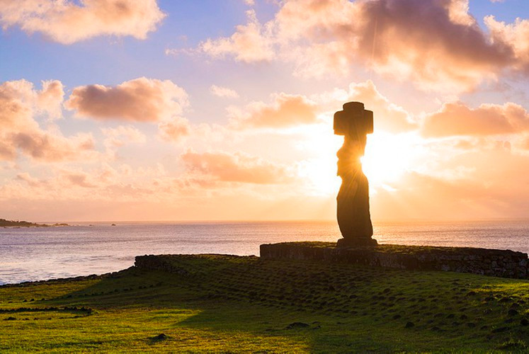 Giả thuyết khác suy đoán những bức tượng bí ẩn trên đảo Phục Sinh khác nhau là bởi chúng được tạo ra làm một biểu tượng tôn giáo chứa sức mạnh linh thiêng.