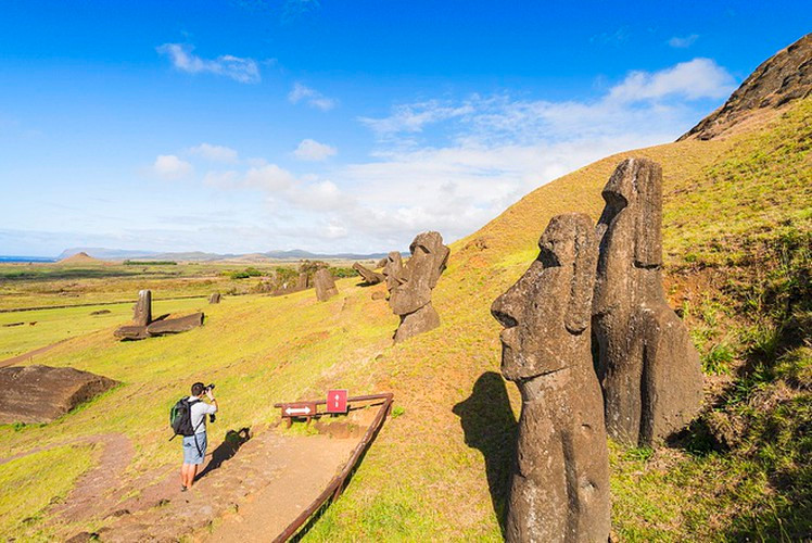 Đảo Phục Sinh (Easter Island) thuộc chủ quyền của Chile tại Đông Nam Thái Bình Dương. Hòn đảo này có gần 900 bức tượng bí ẩn còn được gọi là Moai.