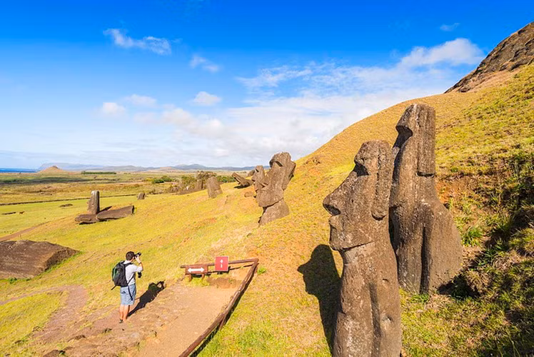 Đảo Phục Sinh (Easter Island) thuộc chủ quyền của Chile tại Đông Nam Thái Bình Dương. Hòn đảo này có gần 900 bức tượng bí ẩn còn được gọi là Moai.