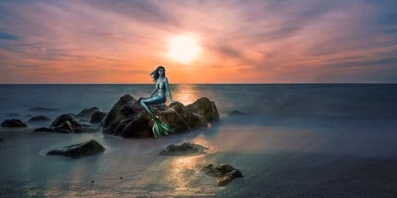 Thậm chí, nàng tiên cá thỉnh thoảng cảnh báo người đi biển về những thảm họa sắp xảy ra như mưa bão hay sóng thần... Nhờ vậy, nàng tiên cá cứu được nhiều người.