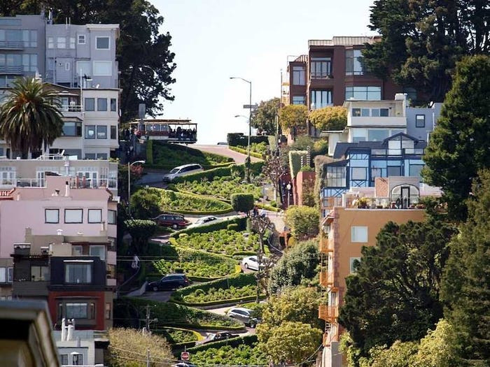 Khi hoa cẩm tú cầu và các loài hoa khác nở rộ, con đường ngoằn ngoèo này như khoác lên người một bộ áo mới vô cùng rực rỡ và tỏa hương thơm ngào ngạt.