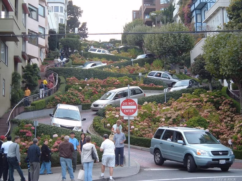 Nằm ở San Francisco, con đường zích zắc Lombard Street nổi tiếng thế giới là con phố dốc nhất nước Mỹ với 8 khúc ngoặt gấp rất hẹp.