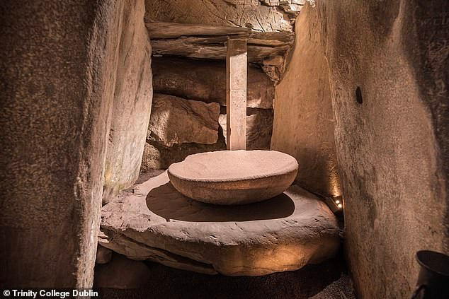 Vì vậy, người dân sống ở Ireland cách đây khoảng 5.000 năm chấp nhận những cuộc hôn nhân cận huyết trong gia đình hoàng gia để duy trì dòng máu "thần thánh". Mời độc giả xem video: Tái hiện trận chiến lịch sử của hoàng đế Napoleon. Nguồn: VTC14. 