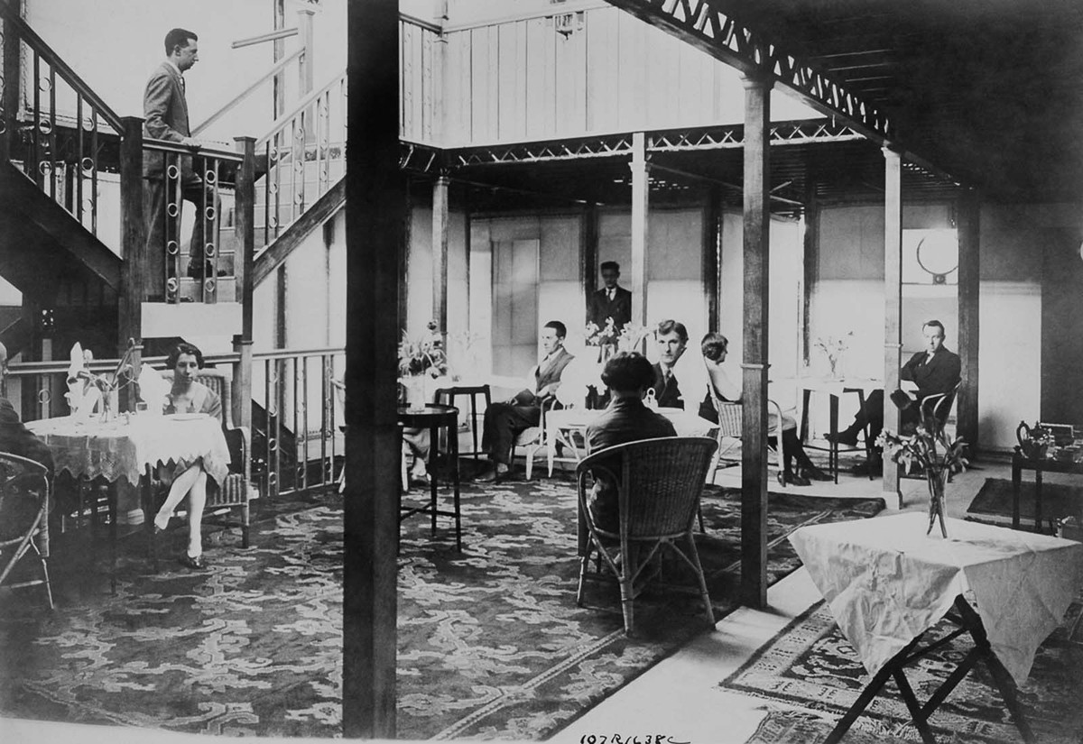 Nhà bếp trên khinh khí cầu R100 phục vụ nhiều món ăn cho hành khách.