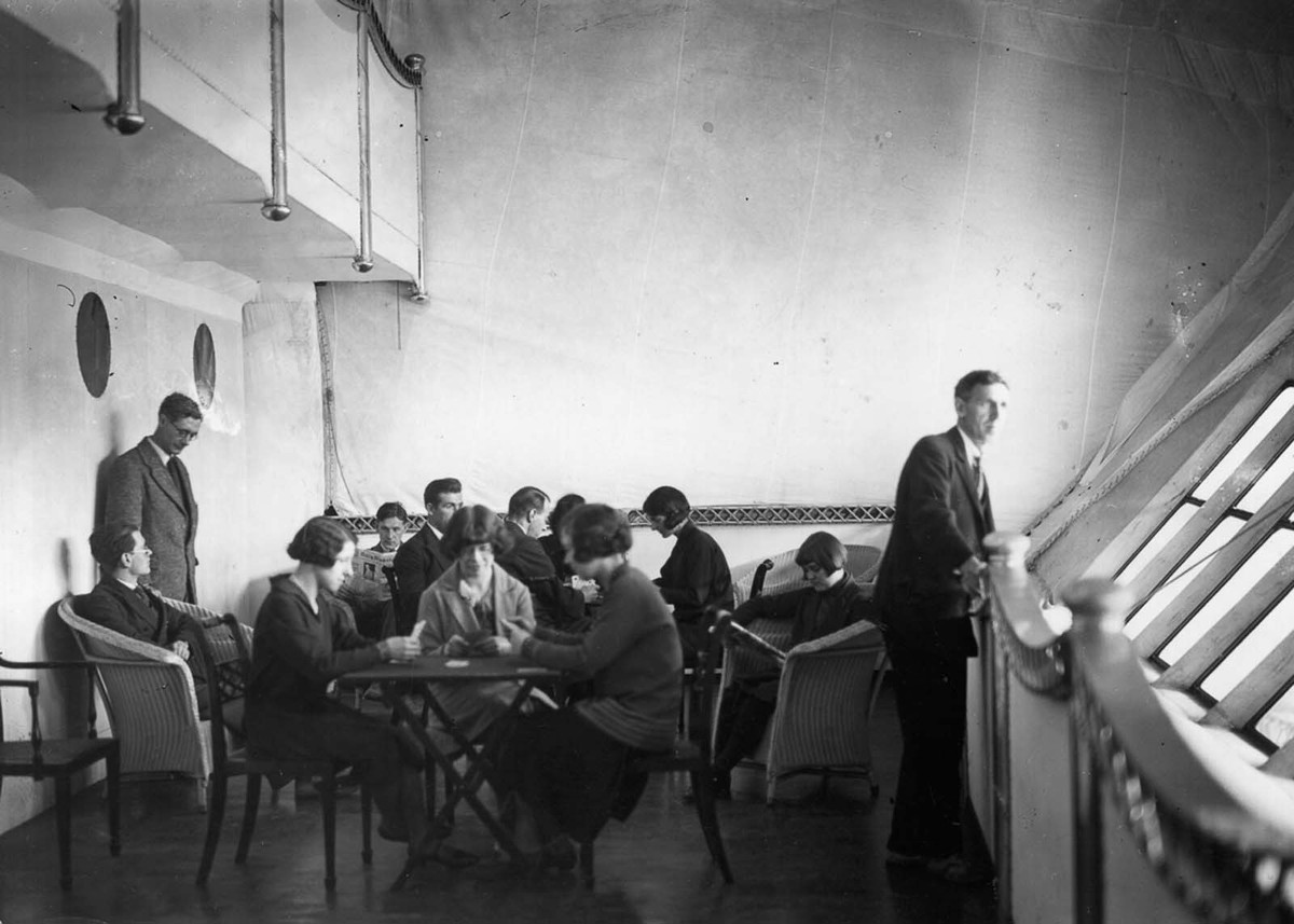 Trong khi nhiều hành khách ngồi trò chuyện, đọc báo thì có hành khách thích thú ngắm cảnh đẹp từ trên cao khi di chuyển bằng khinh khí cầu R100.