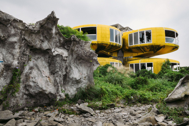 Theo đó, địa điểm này được cho là bị "ma ám". Theo thời gian, khu nghỉ dưỡng Tam Chi dần bị người đời lãng quên và không còn ai lui tới.