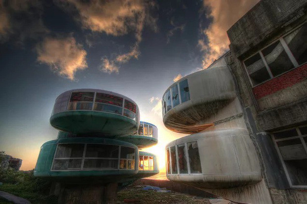 Tam Chi được xây dựng vào năm 1978 với mục đích phục vụ tầng lớp trung lưu và thượng lưu. Tuy nhiên, hai năm sau, dự án khu nghỉ dưỡng này bị bỏ hoang do mất nguồn đầu tư.