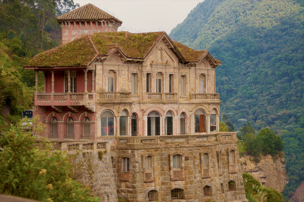 Nơi đây hấp dẫn du khách tới nghỉ ngơi bởi khách thuê phòng có thể ngắm nhìn thác Tequendama tuyệt đẹp cao 157 m.