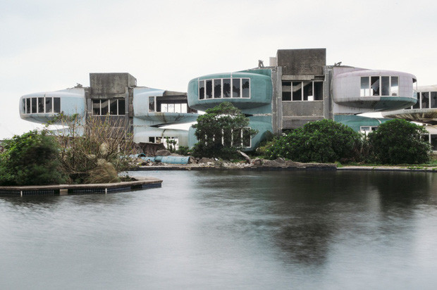 Không những vậy, liên tiếp nhiều công nhân tử vong trong quá trình xây dựng khu nghỉ dưỡng cao cấp Tam Chi. Con đường đi vào khu nghỉ dưỡng cũng xảy ra một số vụ tai nạn giao thông nguy hiểm.