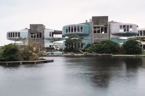 Không những vậy, liên tiếp nhiều công nhân tử vong trong quá trình xây dựng khu nghỉ dưỡng cao cấp Tam Chi. Con đường đi vào khu nghỉ dưỡng cũng xảy ra một số vụ tai nạn giao thông nguy hiểm.