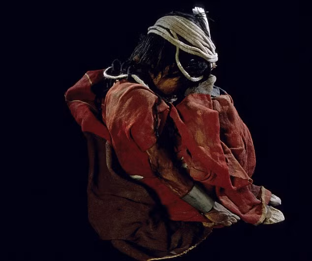 Khi sử dụng lá coca, cơ thể người bị hiến tế rơi vào trạng thái lâng lâng, mất ý thức. Nhờ đó, nghi lễ tế thần diễn ra dễ dàng và trở nên thiêng liêng, thần thánh hơn.