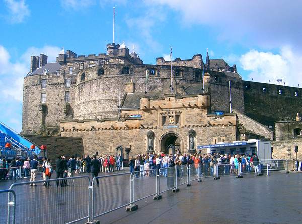 Những lời đồn xuất phát từ việc bên trong lâu đài cổ kính Edinburg có một hầm ngục. Nơi đây thường giam giữ những tù nhân chiến tranh bị bắt trong các cuộc chiến.