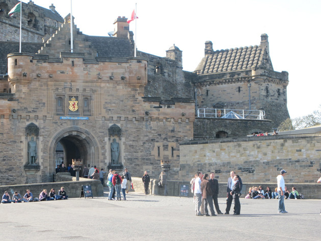 Kể từ đó, một số du khách đến tham quan lâu đài Edinburg nghe thấy kiếng kèn bí ẩn. Âm thanh ma quái này được cho do người thổi kèn mất tích năm xưa tạo ra.