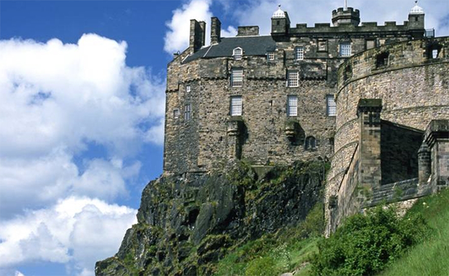 Do chết trong đau đớn và không thể siêu thoát nên linh hồn những người xấu số "ám" tòa lâu đài. Rùng rợn nhất là câu chuyện kể về một người thổi kèn được cử xuống kiểm tra hệ thống đường hầm dưới lâu đài cổ Edinburg.