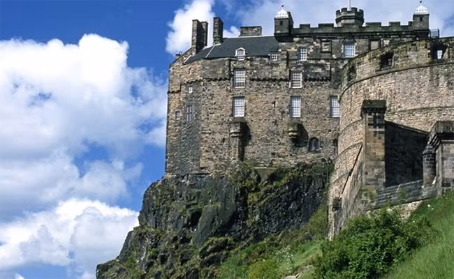 Do chết trong đau đớn và không thể siêu thoát nên linh hồn những người xấu số "ám" tòa lâu đài. Rùng rợn nhất là câu chuyện kể về một người thổi kèn được cử xuống kiểm tra hệ thống đường hầm dưới lâu đài cổ Edinburg.