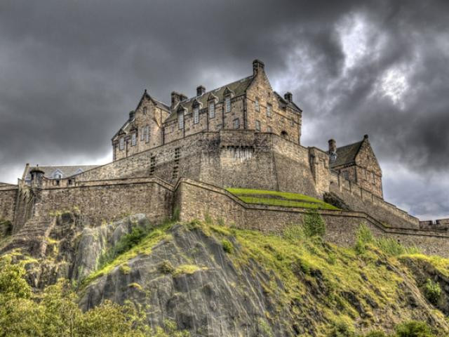  Lâu đài bị "ma ám" Edinburg ở Scotland là một trong những địa điểm nổi tiếng thế giới. Công trình khổng lồ và tráng lệ này được xây dựng từ thế kỷ 12.