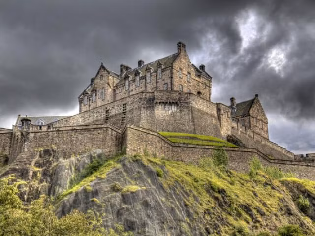  Lâu đài bị "ma ám" Edinburg ở Scotland là một trong những địa điểm nổi tiếng thế giới. Công trình khổng lồ và tráng lệ này được xây dựng từ thế kỷ 12.