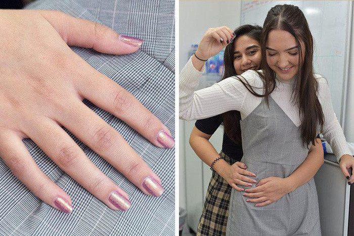 Khi bạn có chiếc váy đẹp, cô đồng nghiệp bàn bên lại có bộ móng mới.