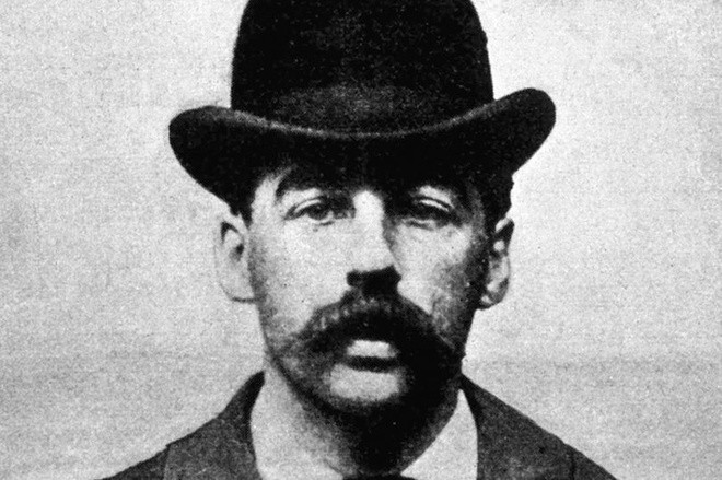 Hung thủ gây ra các vụ án mạng ở Hội chợ Thế giới năm 1893 là Henry Howard Holmes. Gã tội phạm này có tấm bằng y dược của Đại học Michigan vào năm 1884.