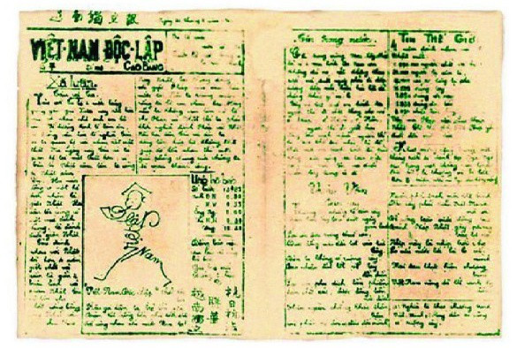 Sau khi về nước trực tiếp lãnh đạo cách mạng Việt Nam (mùa xuân năm 1941), lãnh tụ Nguyễn Ái Quốc sáng lập Mặt trận Việt Minh (19/5/1941) và báo Việt Nam độc lập. Tôn chỉ mục đích của báo là "cốt làm cho dân ta biết, biết các việc, biết đoàn kết, đặng đánh Tây, đánh Nhật làm cho Việt Nam độc lập, bình đẳng tự do". Trong ảnh là bài viết và tranh vẽ của lãnh tụ Nguyễn Ái Quốc đăng trên báo Việt Nam độc lập số 101 ra ngày 1/8/1941. Nguồn: Khu Di tích Chủ tịch Hồ Chí Minh tại Phủ Chủ tịch.