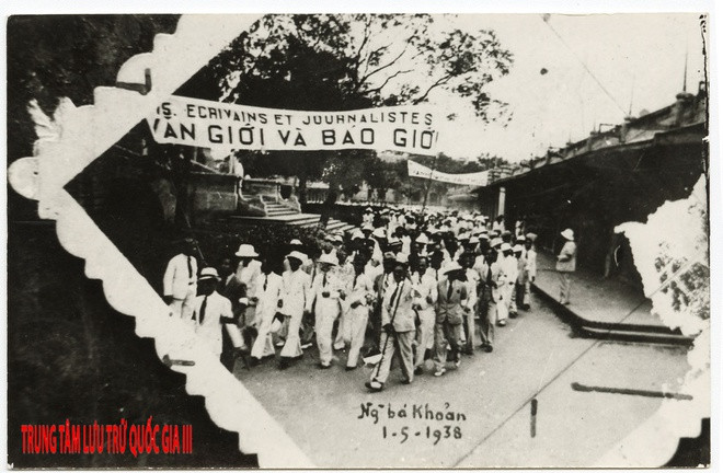Đoàn nhà văn, nhà báo trong buổi mít tinh ngày 1/5/1938 tại khu Đấu Xảo, Hà Nội. Nguồn: Trung tâm Lưu trữ quốc gia III, tài liệu ảnh trước Cách mạng tháng Tám, SLT 84.