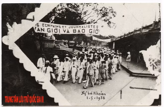 Đoàn nhà văn, nhà báo trong buổi mít tinh ngày 1/5/1938 tại khu Đấu Xảo, Hà Nội. Nguồn: Trung tâm Lưu trữ quốc gia III, tài liệu ảnh trước Cách mạng tháng Tám, SLT 84.