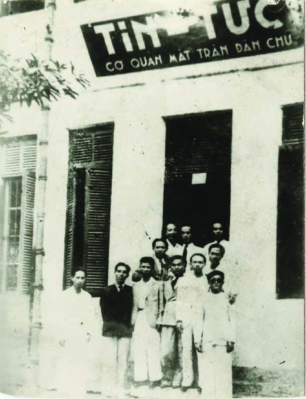 Trong cao trào Mặt trận Dân chủ ở Đông Dương (1936-1939), Tuần báo Tin Tức - cơ quan của Mặt trận Dân chủ Đông Dương, thực tế là cơ quan của Xứ ủy Bắc kỳ - ra đời, do đồng chí Trường Chinh làm Tổng biên tập và giám đốc chính trị. Báo ra được 43 số. Trong ảnh là tòa soạn tuần báo ở số 105 Phùng Hưng, Hà Nội (ngày 1/5/1938). Nguồn: Trung tâm Lưu trữ quốc gia III, tài liệu ảnh Nhà nhiếp ảnh Nguyễn Bá Khoản, SLT 17.