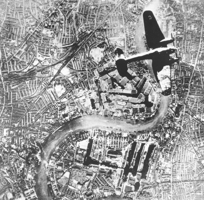 Cuối cùng, Hitler phải ra lệnh ngừng ném bom London để chuyển sang chiến dịch xâm lược Liên Xô. Theo đó, Không quân Hoàng gia Anh có chiến thắng lẫy lừng trước quân phát xít Đức, kết thúc chuỗi thắng lợi liên tiếp của Hitler ở châu Âu. Mời độc giả xem video: Hitler còn sống sau Thế chiến 2?. Nguồn: VTC14.