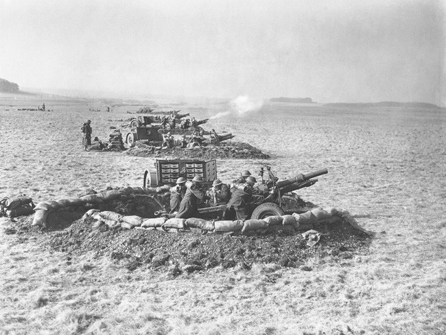 Trước các cuộc oanh tạc của Luftwaffe, lực lượng RAF của Anh huy động các máy bay chiến đấu để phòng thủ và ngăn chặn các cuộc tấn công của kẻ thù cũng như tiêu diệt quân địch.