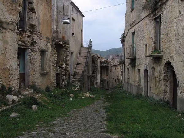 Những tổn thất lớn về người và tài sản trong trận động đất trên khiến những người may mắn sống sót hết sức đau lòng.